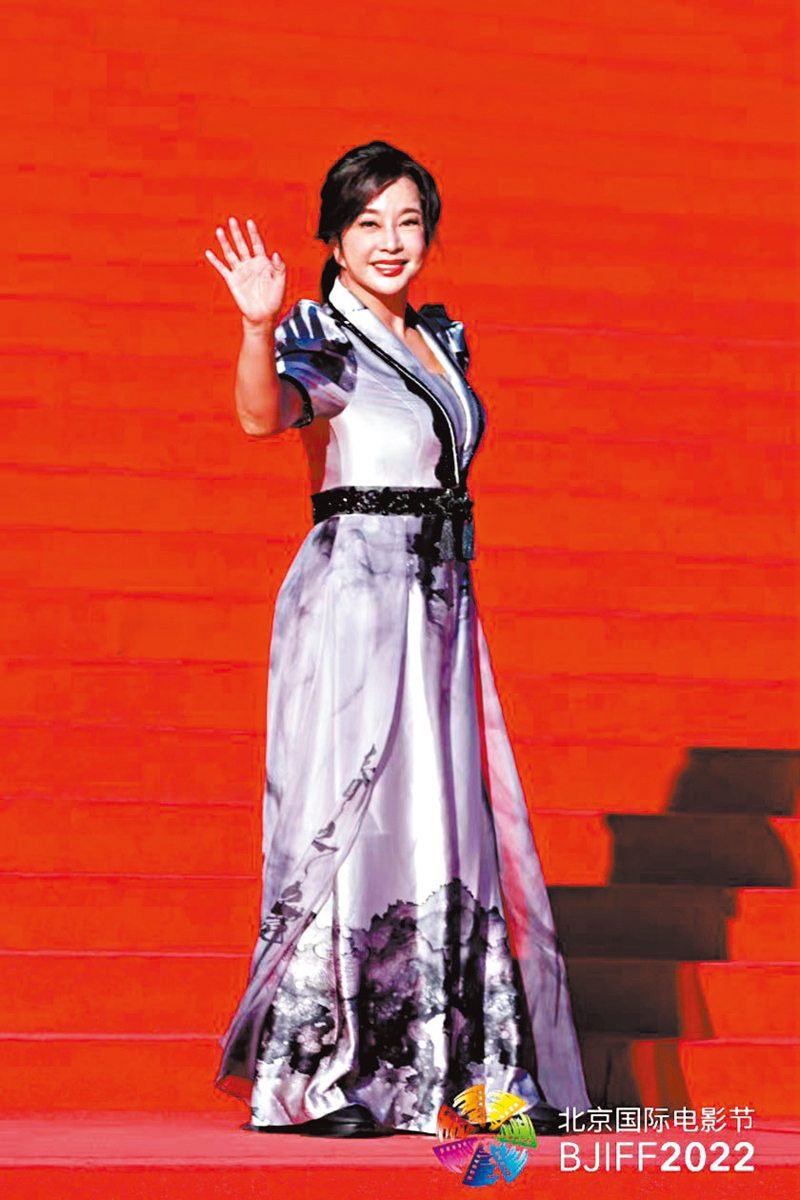 ◆劉曉慶優雅亮相。