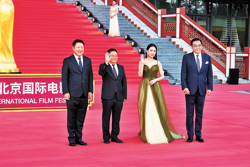 ◆ 「天壇獎」入圍影片《海的那邊是草原》劇組走紅毯。