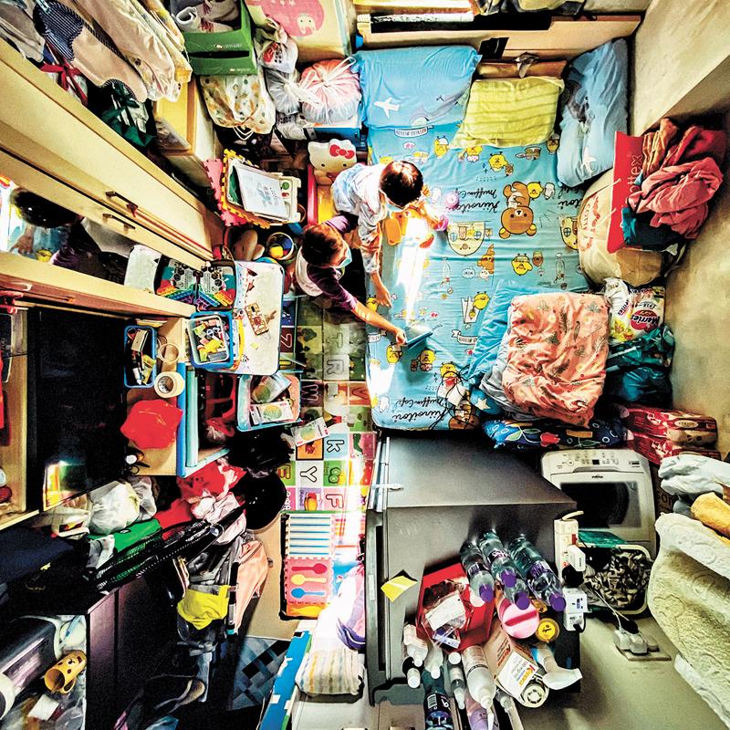 ◆不少居住在劏房中的初中生和他們的家長表示，希望讓這些來自基層的初中生有機會成為學員，彌補物質生活不足為他們的發展帶來的局限。圖為劏房家庭生活環境狹窄。 資料圖片