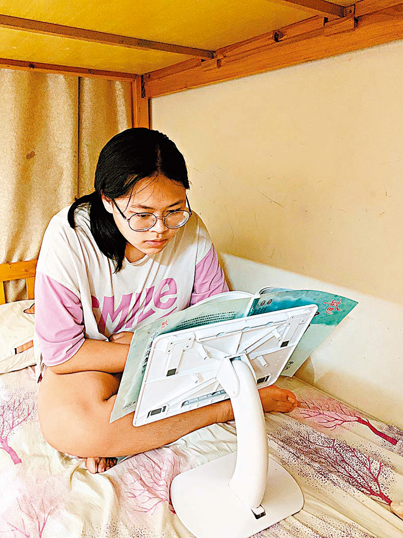 ◆Kerrie時常要在家中的床上溫習功課。 受訪者供圖