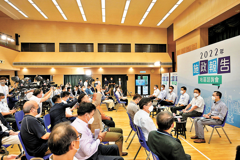 ◆李家超昨日率領一眾司局級官員出席首場施政報告地區諮詢會，直接聽取地區人士對新一屆特區政府首份施政報告的意見。圖為李家超（前排右三）、陳國基（前排右二）、陳茂波（前排左二）、林定國（前排右一）和卓永興（前排左一）聽取市民意見。