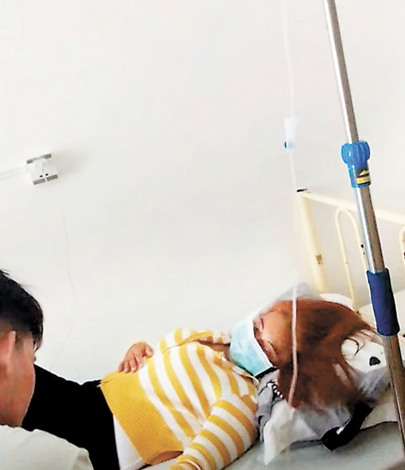 ◆A姐姐抵達柬埔寨後的第一周，仍顯示與友人在地攤飲食，不過其後再獲悉其傳回照片時，已顯示她躺在床上吊鹽水。 視頻截圖