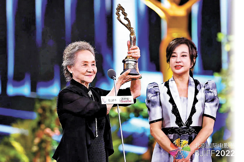 ◆《媽媽！》主演吳彥姝榮獲「天壇獎」最佳女主角，頒獎人劉曉慶亦激動落淚。