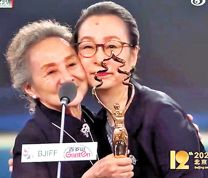 ◆吳彥姝與奚美娟現場激動相擁。