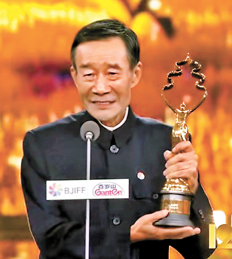 ◆「天壇獎」國際評獎委員會主席李雪健獲頒發北影節紀念獎盃。