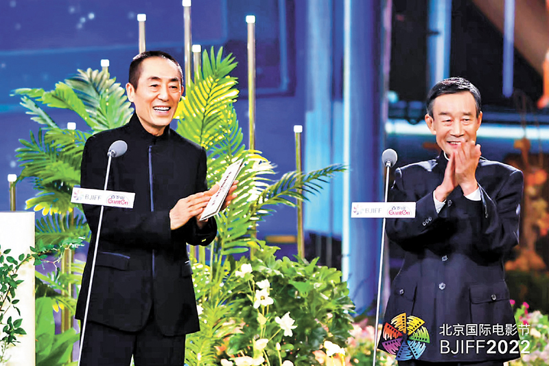 ◆ 著名導演張藝謀(左)和李雪健一同揭曉最佳影片獎。