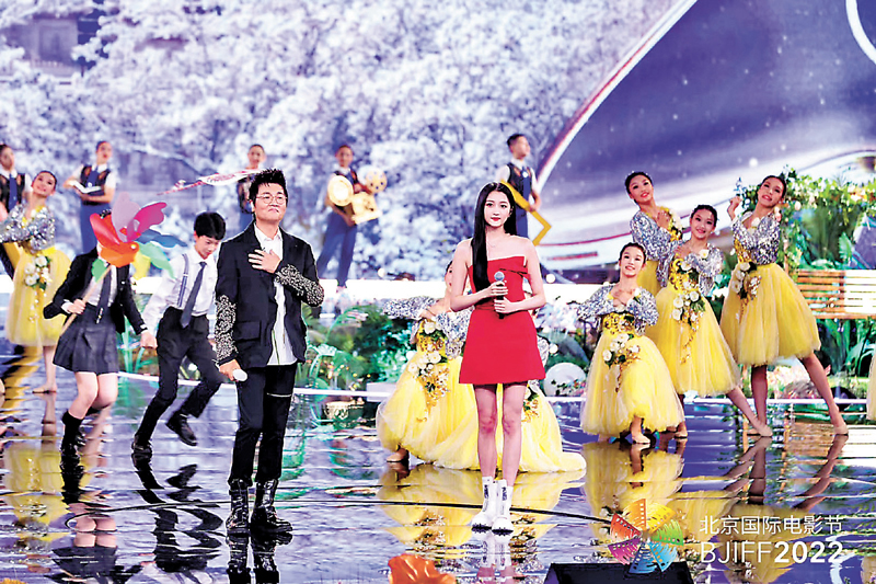 ◆孫楠和關曉彤共同演唱歌曲《我在我愛》。