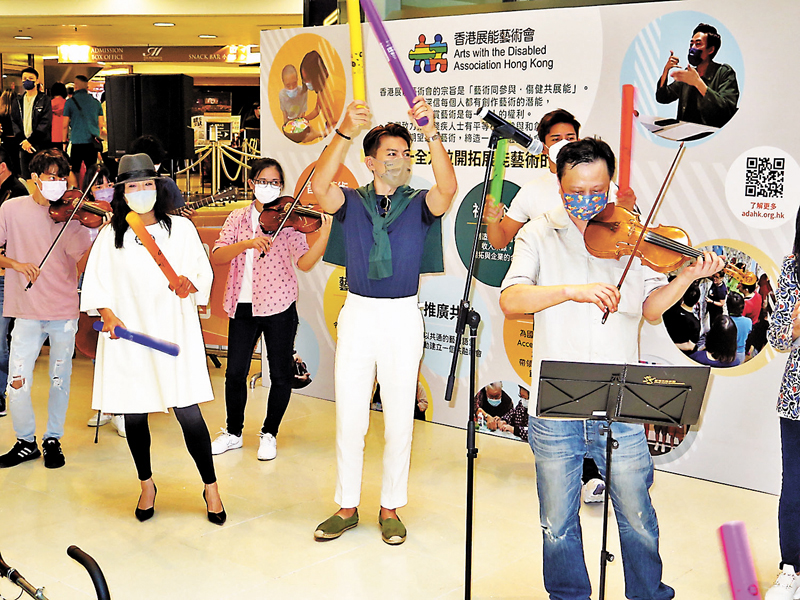 ◆ 袁偉豪和鄧萃雯為在現場表演的展能藝術家打氣。