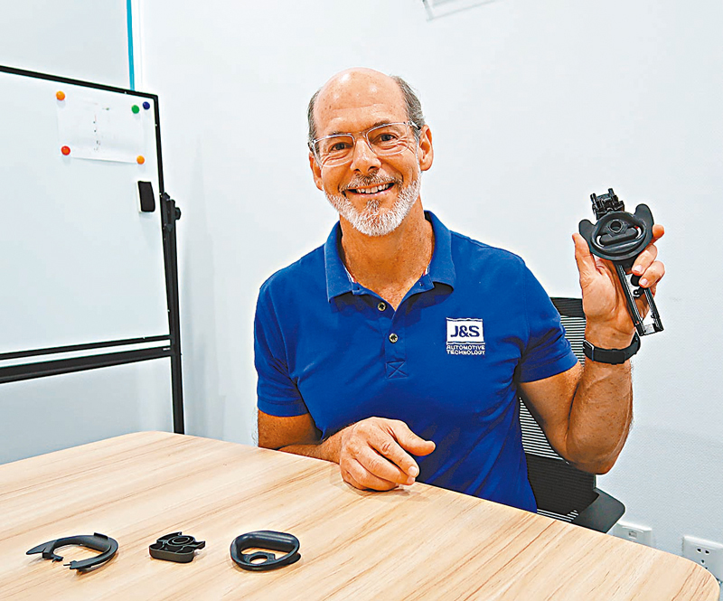 托馬斯◆常州吉馳汽車配件有限責任公司總經理托馬斯．奧森巴赫展示9月將生產的新產品。香港文匯報記者陳旻  攝