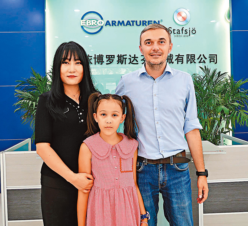 ◆塞巴斯汀與中國妻子徐笑盈、大女兒。 香港文匯報記者陳旻  攝