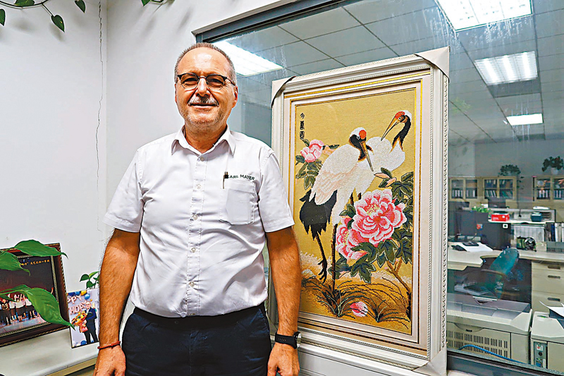 ◆彼特．邁耶不知不覺在常州武進度過了24年。圖為彼特．邁耶在辦公室裏。 香港文匯報記者陳旻  攝