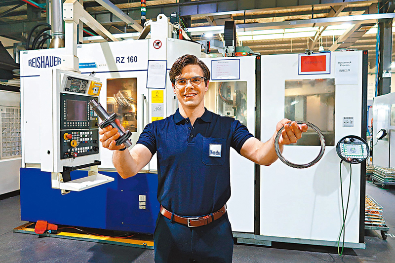 ◆德國科普費爾不斷的高額投資使常州公司的技術保持在世界頂尖水平。赫博龍展示企業生產的齒輪等產品。 香港文匯報記者陳旻  攝