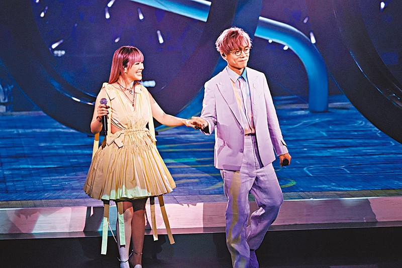 ◆家謙細心地拖JW落台。