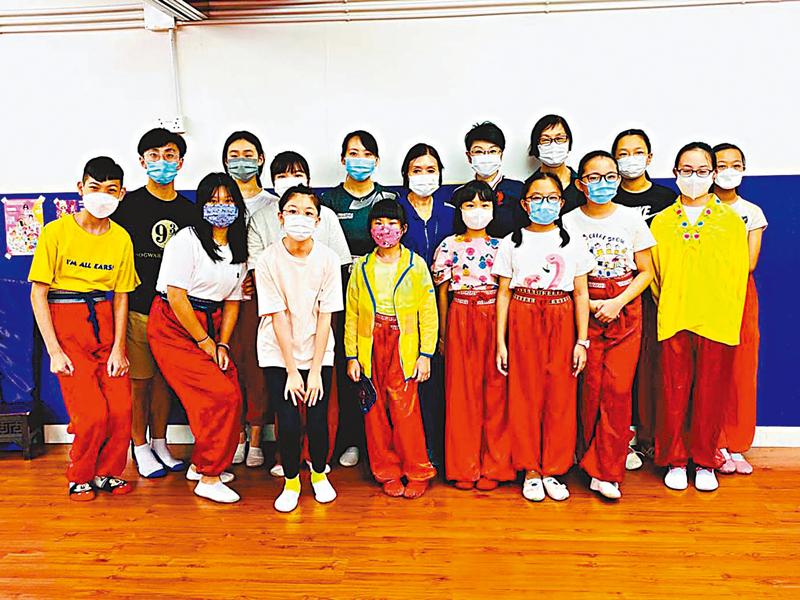 ◆齊齊在排練場影張大合照。