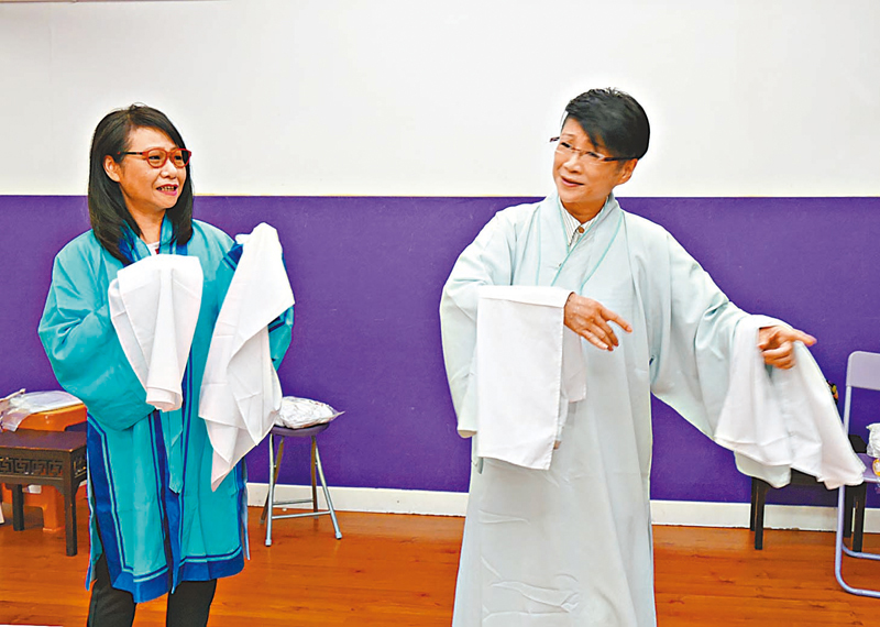 ◆劉惠鳴和莊婉仙把握時間排戲。