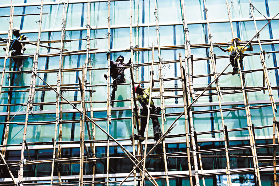 ◆孫玉菡指，會從根源上改善棚架安全，勞工處會以之作為試點，結合行業與商界改善問題。圖為工作中的搭棚工人。 資料圖片