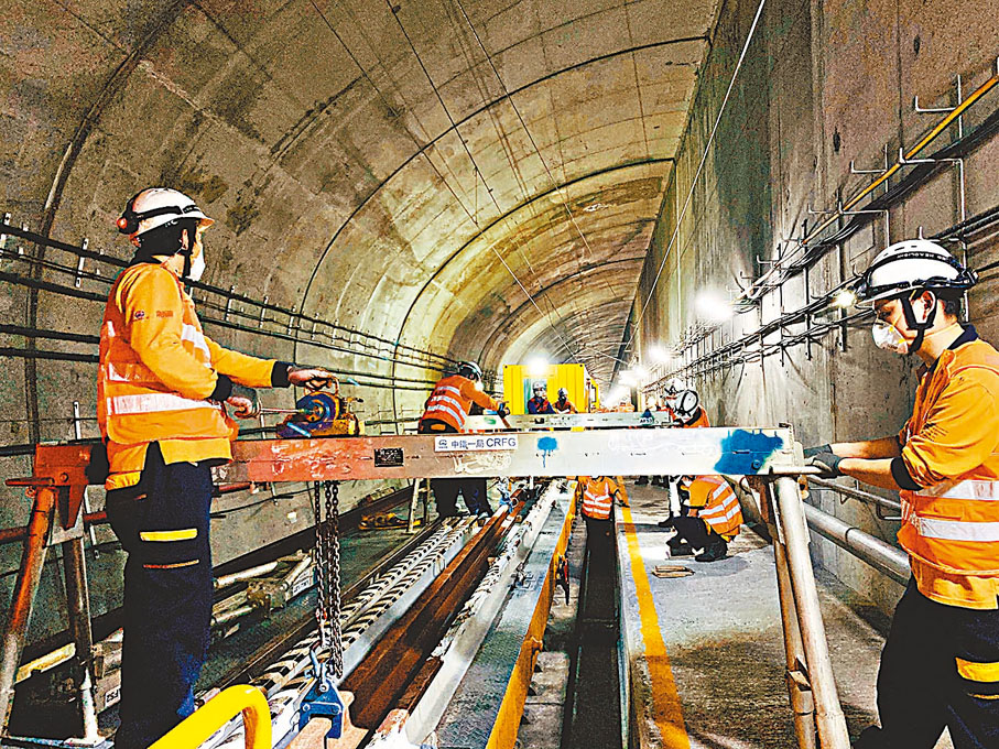 ◆中鐵一局香港高鐵維保項目鋼軌卸車作業。受訪者供圖