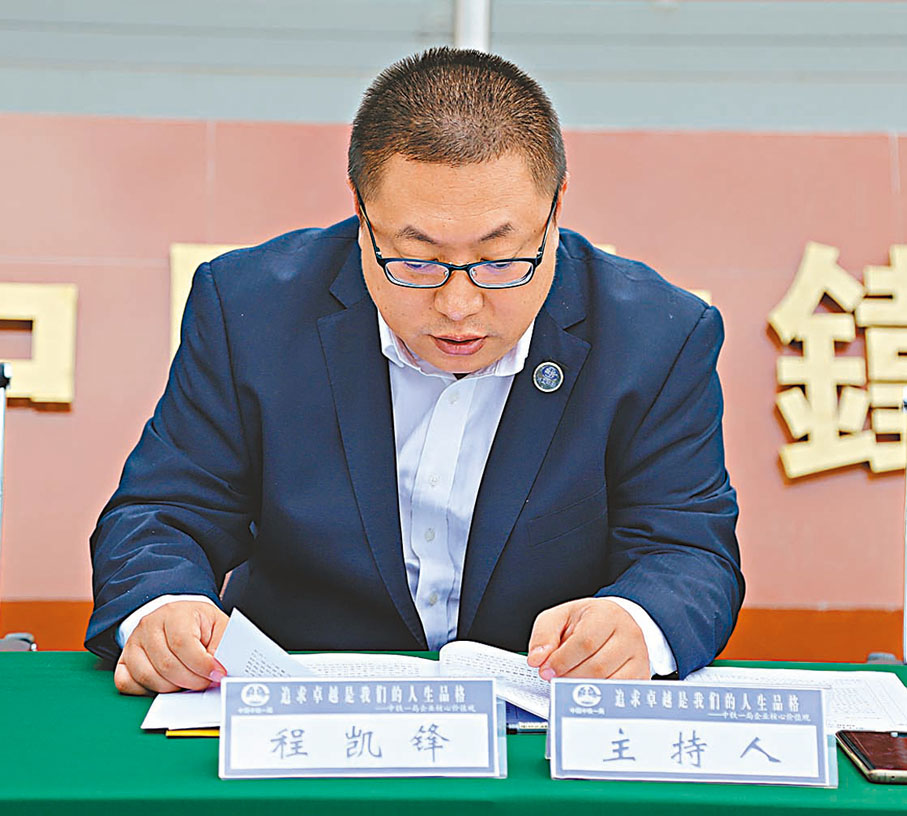 ◆中鐵一局香港公司總經理程凱鋒：「一開始是跟着港鐵標準走，但慢慢通過技術交流，很多內地先進的高鐵技術也被港鐵認可，並應用到項目建設之中。」