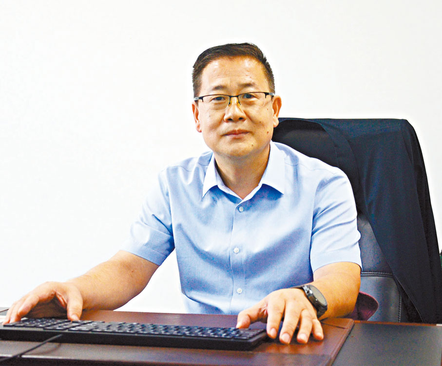 ◆中鐵一局海外事業部副總經理雒紅衛：「香港對環保的要求很嚴格，石渣必須粉碎成指定大小，才能丟棄。」