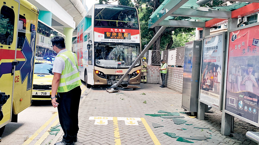 ◆九巴失控剷上行人路直衝向一個巴士站，撞倒燈柱，車頭毀爛。