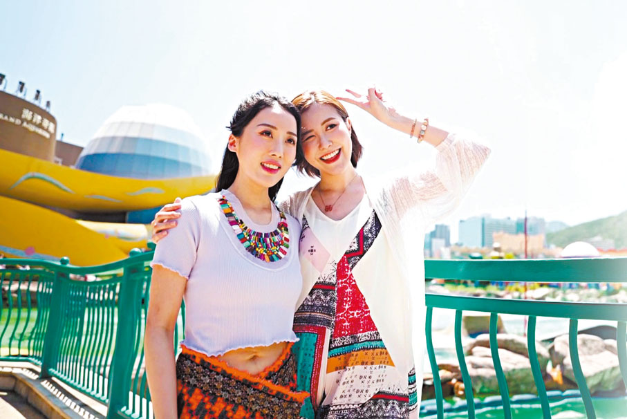 ◆劉佩玥與何詩琪一齊去海洋公園。