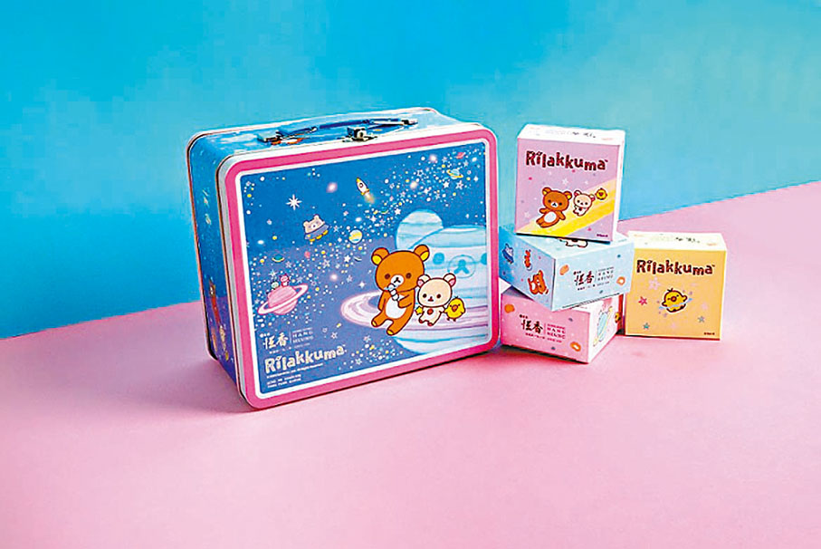 【恆香輕鬆小熊】恆香老餅家再次與日本卡通角色輕鬆小熊Rilakkuma聯手呈獻一系列「恆香 x 輕鬆小熊」中秋產品，包括輕鬆小熊奶黃麻糬酥皮月餅（4個裝）、輕鬆小熊迷你蛋黃白蓮蓉月餅（6個裝）、輕鬆小熊流心奶黃芝麻月餅、輕鬆小熊杏仁餅禮盒等，包裝以慵懶可愛的輕鬆小熊及朋友與月亮及星空作配搭，再選用多種夢幻迷人的顏色襯托。