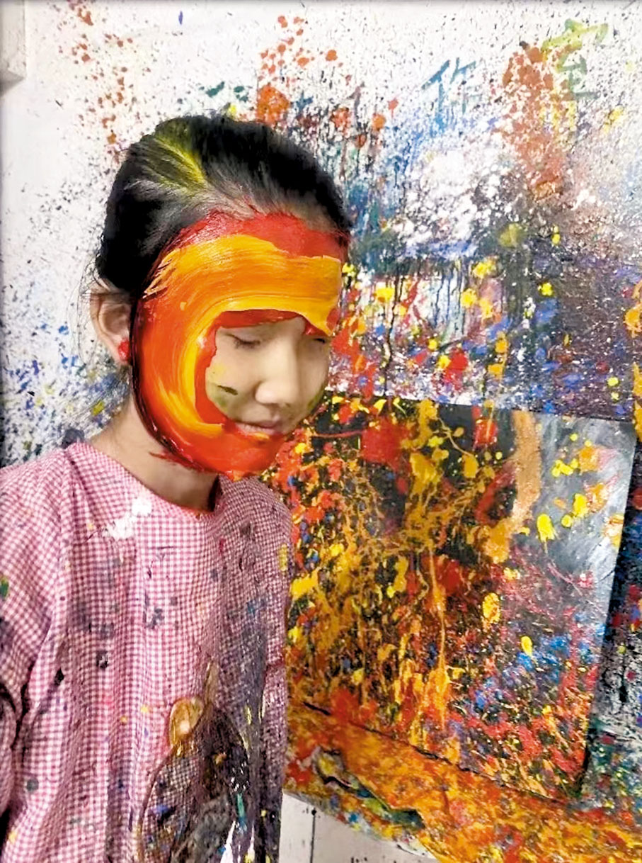 ◆馨茗某次作完畫後，將顏料興奮地塗抹在臉上。