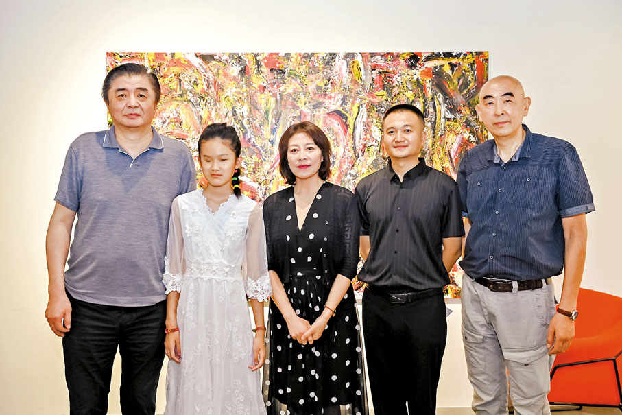 ◆馨茗與前國家男排主教練汪嘉偉（左一）、著名女演員岳紅（中）、著名攝影藝術家凌飛（右一）。