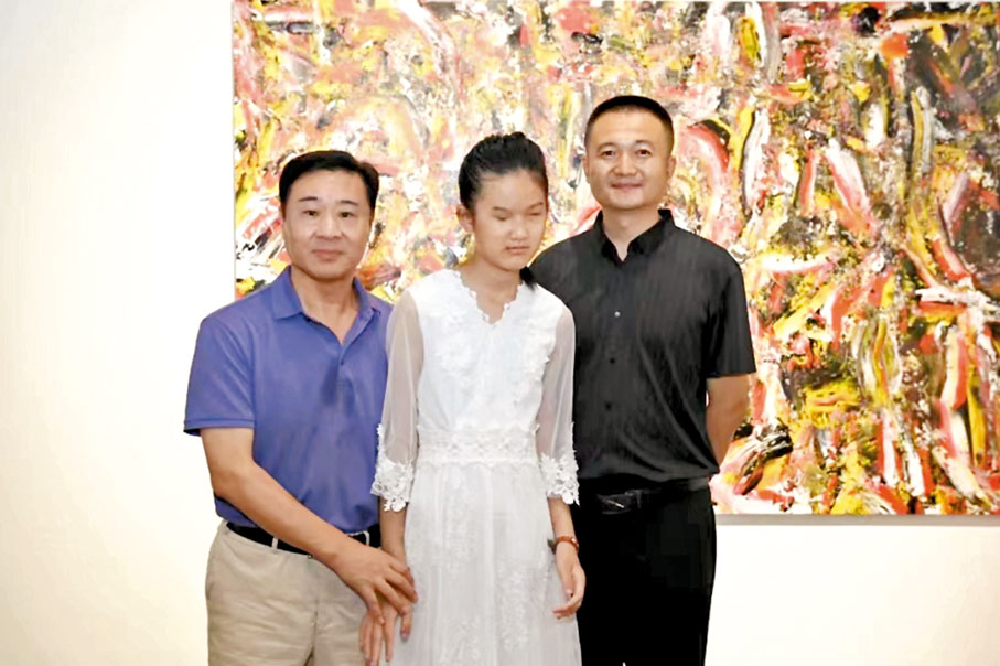 ◆畫展總策劃人、心目基金會理事張德江（左）與馨茗。