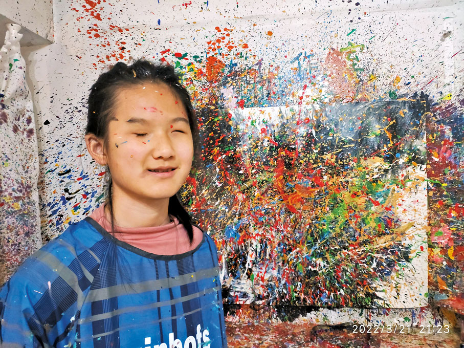 ◆馨茗和她的畫作。