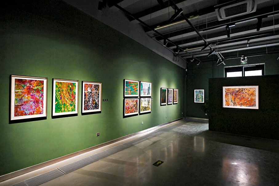 ◆藝棧畫廊展示馨茗畫作。