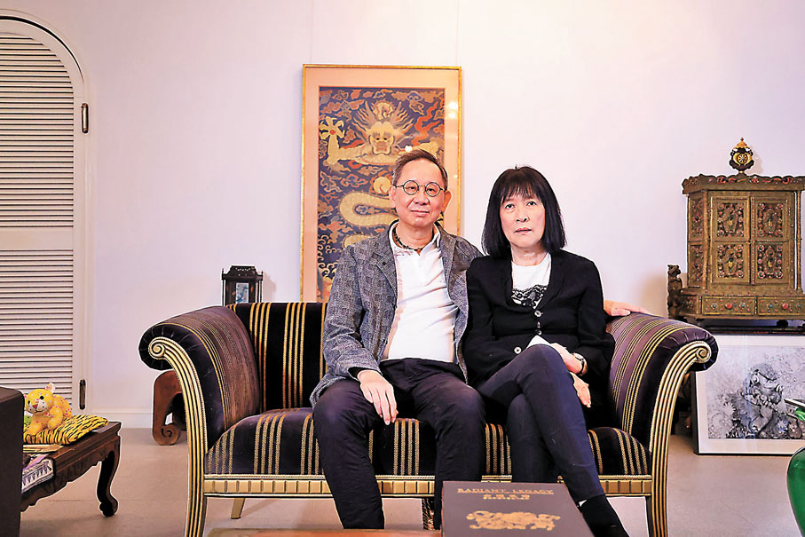 ◆900多件文物見證了夢蝶軒主人盧茵茵（右）與朱偉基三四十年的金銀器收藏之旅，也讓港人見識到這座城市的收藏文化。