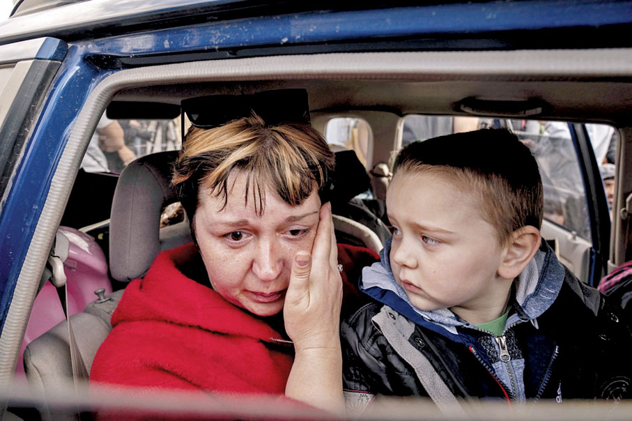◆5月2日，烏克蘭一名祖母帶同孫兒抵達安全地方。 美聯社