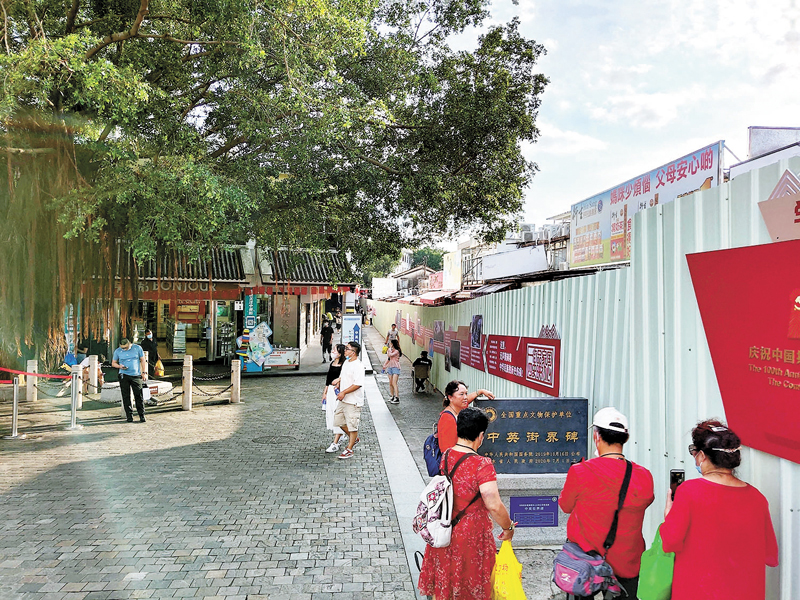 深圳◆遊客在中英街界碑處留影。 資料圖片