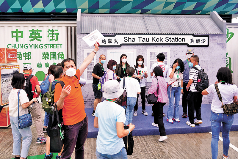 香港◆沙頭角碼頭開放首日，有旅行團抵達觀光打卡。 資料圖片