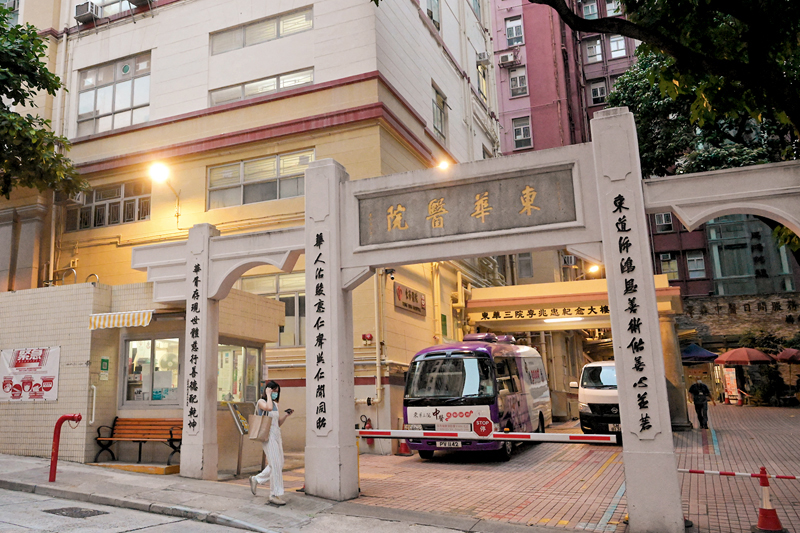 ◆東華醫院內科病房的56歲男病人早前染疫，及後再發現多3名男病人、1名員工和2名護士學生染疫。圖為東華醫院。 中新社