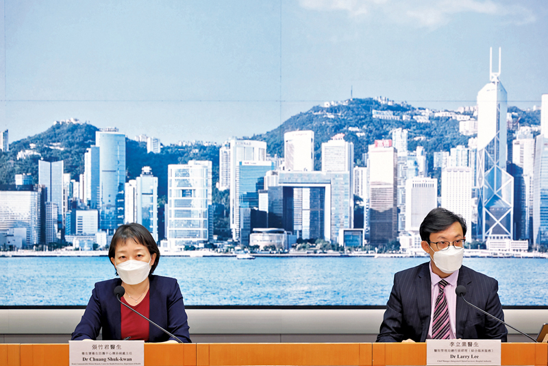 ◆張竹君（左）和李立業（右）出席疫情簡報會。 中通社