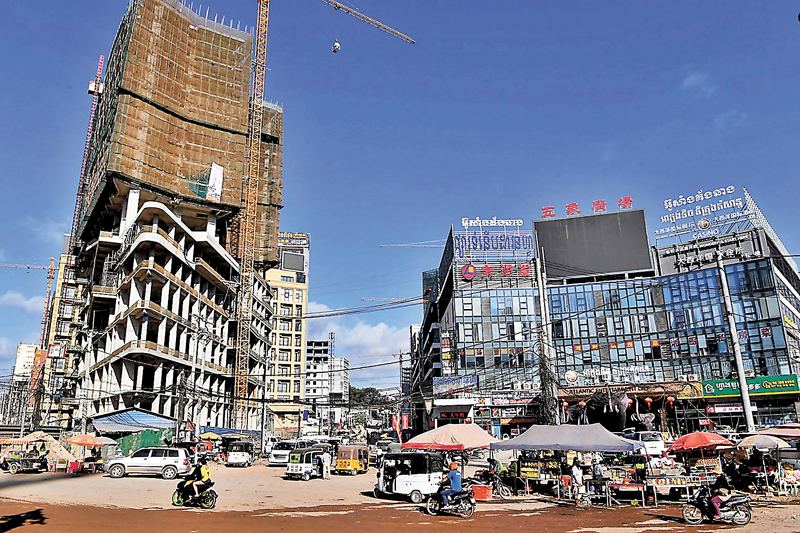 ◆依附博彩行業，西港的餐飲、娛樂和房地產等行業也快速擴張，出現「畸形」現象。 資料圖片