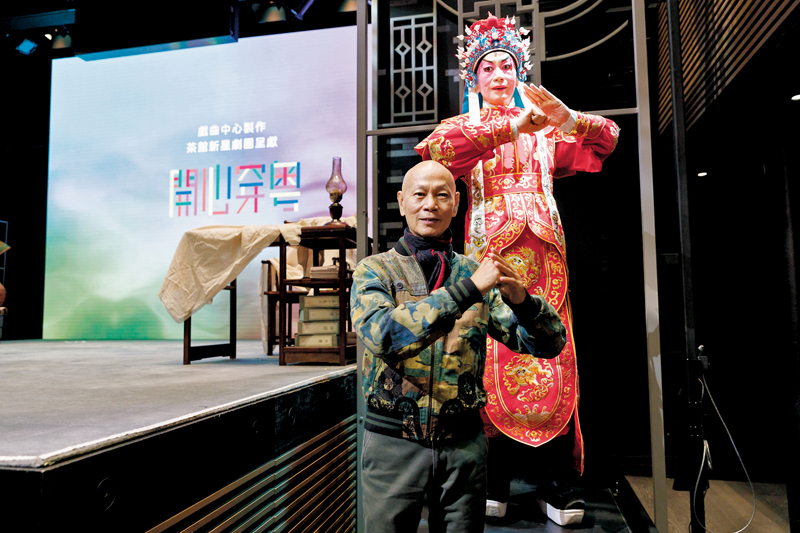 ◆《開心穿粵》導演羅家英與人工智能程式操作的機械人合照。西九文化區管理局供圖