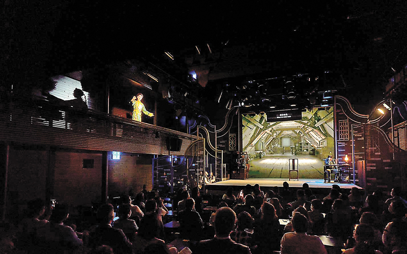 ◆參與演出的機械人站立於茶館劇場二樓。 西九文化區管理局供圖