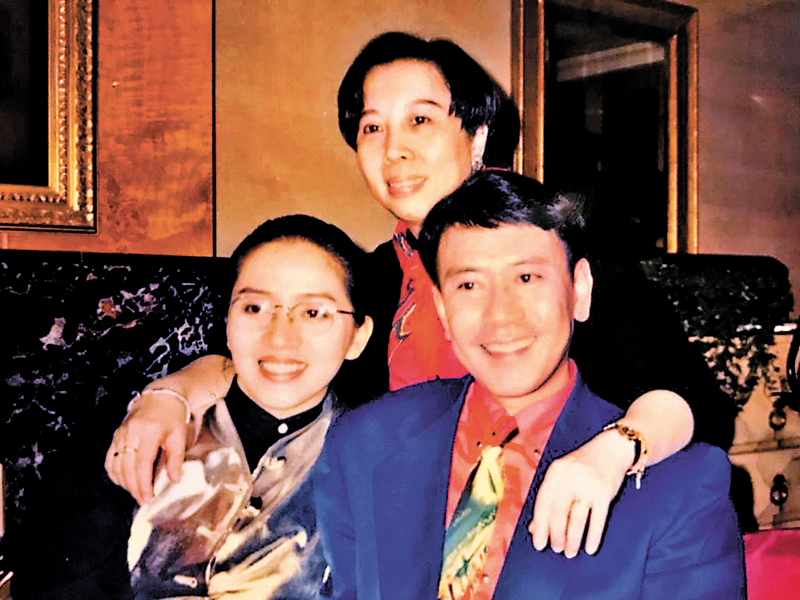 ◆那年，羅文在酒店貴賓房內舉行小型生日會，我和梅姐梅艷芳一起參與。作者供圖