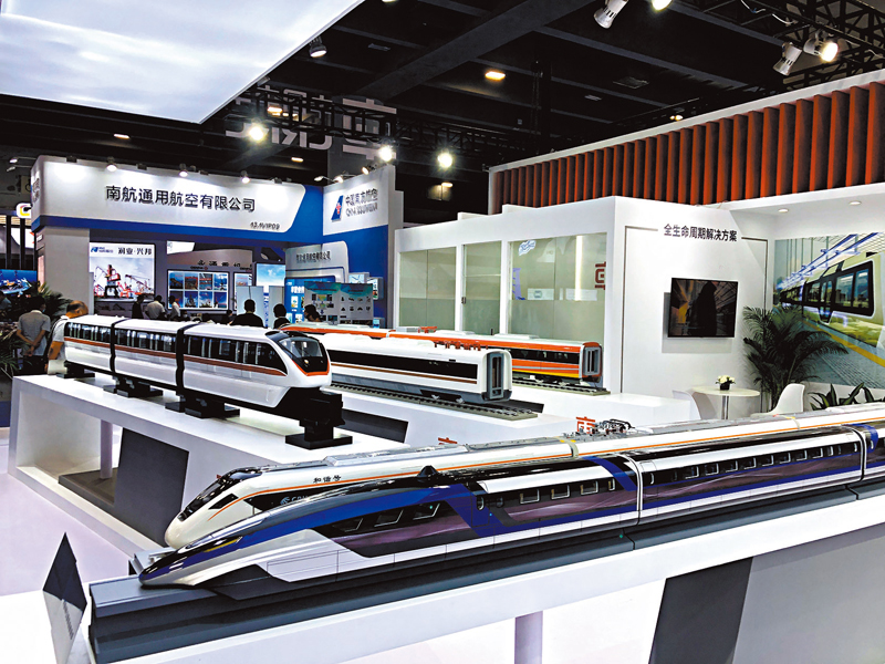 ◆時速600公里高速磁懸浮（前）等各類國產軌道交通「黑科技」亮相2022粵港澳大灣區（廣州）智慧交通產業博覽會。 香港文匯報記者方俊明 攝