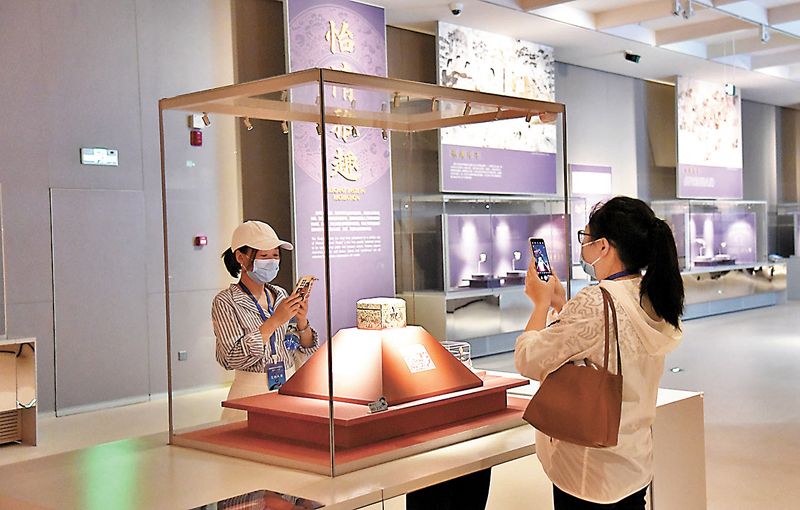 ◆參觀者正欣賞展品。