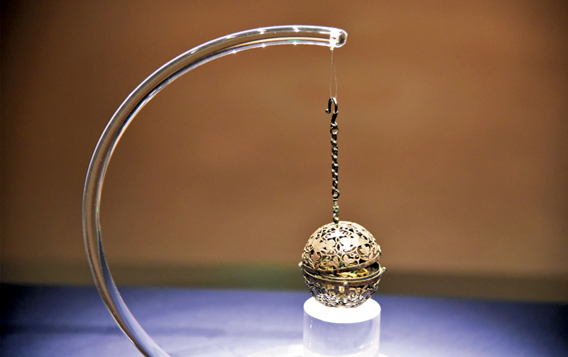 ◆葡萄花鳥紋銀香囊