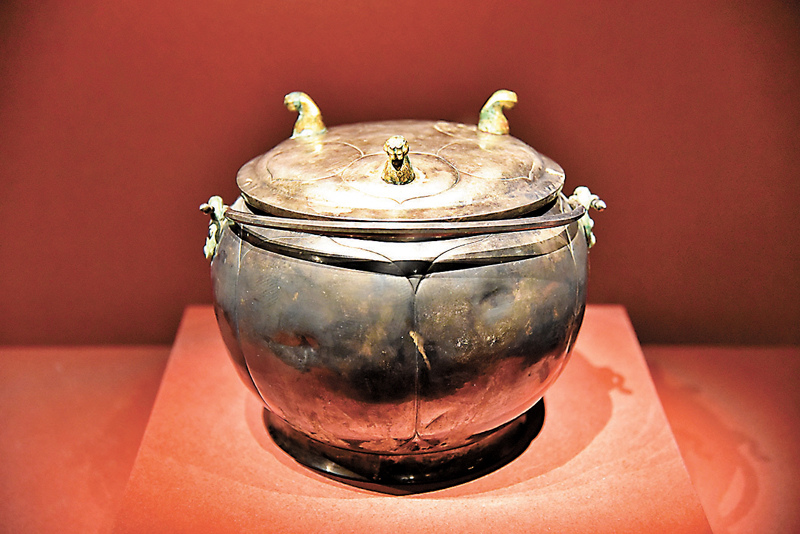 ◆蓮瓣紋提樑銀罐