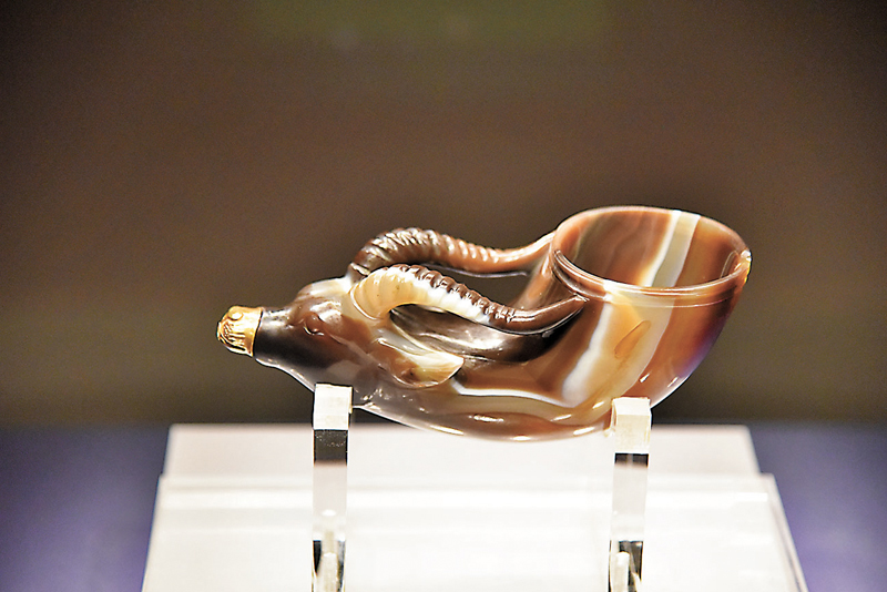 ◆鑲金獸首瑪瑙杯