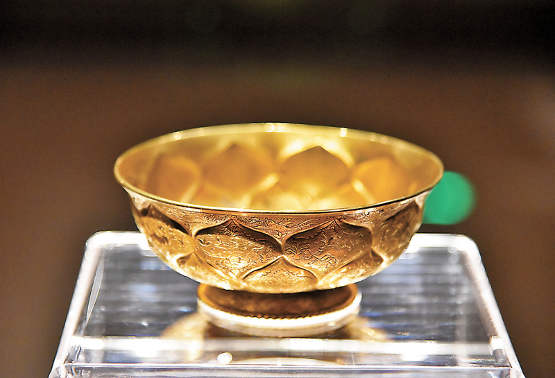 ◆鴛鴦蓮瓣紋金碗