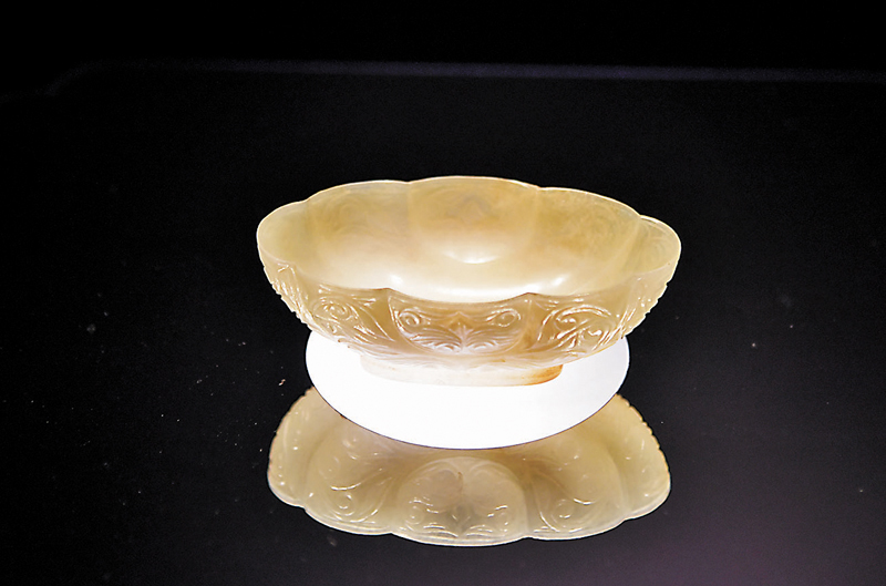 ◆白玉忍冬紋八曲長杯