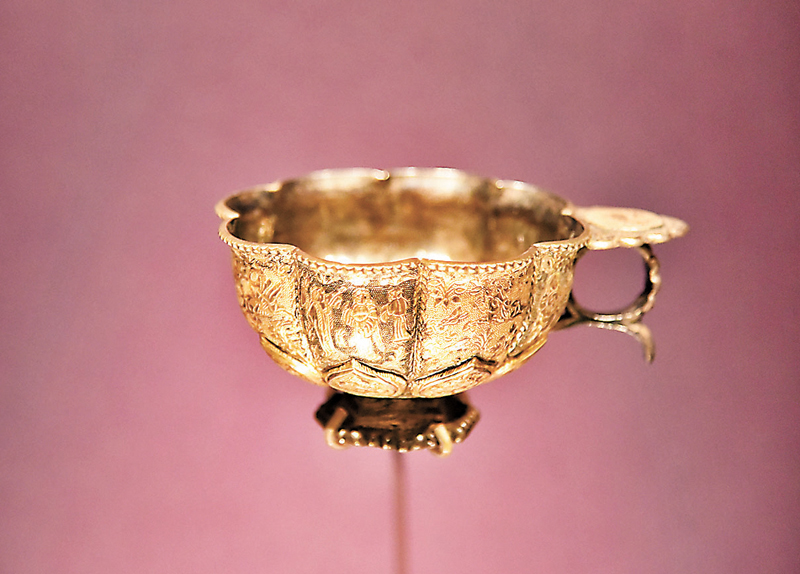 ◆鎏金仕女狩獵紋八瓣銀杯