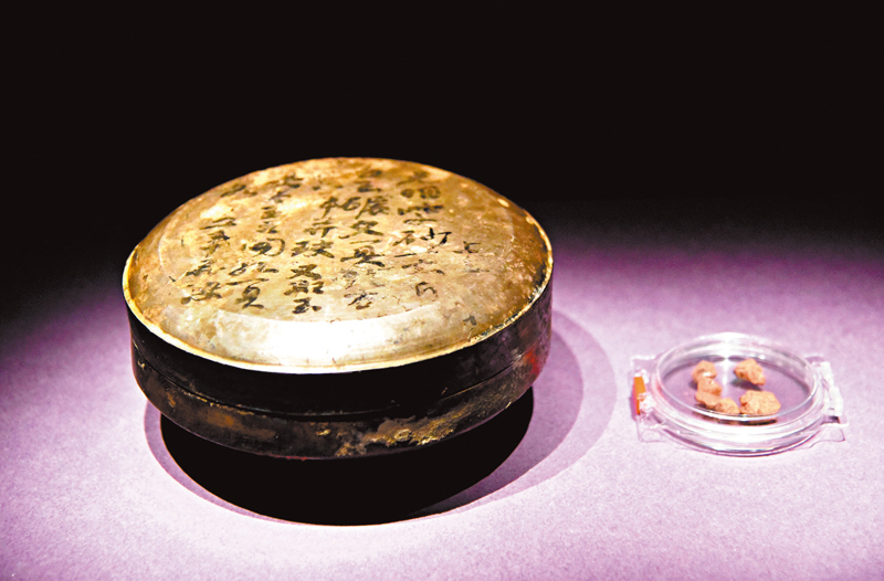 ◆銀盒與置於其內的「光明紫砂」